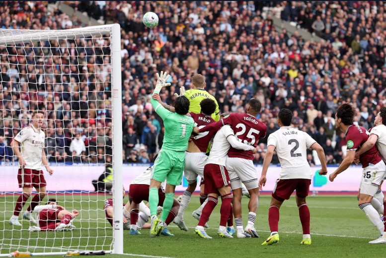 Efek Arsenal, Wasit Premier League Bakal Lebih Tegas soal Pelanggaran saat Bola Mati