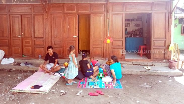 Sekeluarga Tinggal di Becak Dapat Tempat Tinggal Sementara