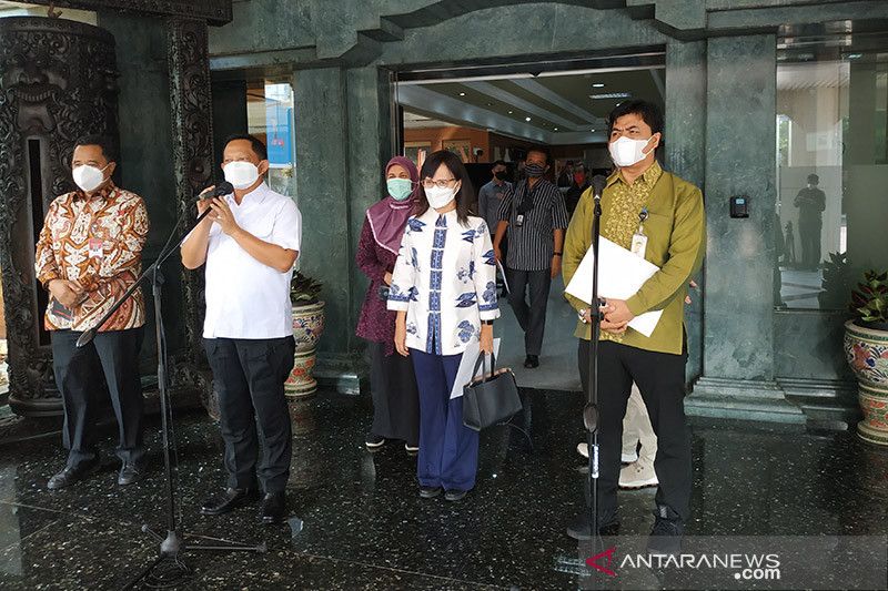 Mendagri Tito Karnavian bersama Ketua Tim Seleksi Calon Anggota KPU dan Bawaslu RI masa jabatan 2022-2027 Juri Ardiantoro dan anggota timsel lainnya pada konferensi pers usai penyerahan Keppres soal timsel di Jakarta, Selasa (12/10/2021). ANTARA/Boyke Ledy Watra/am.