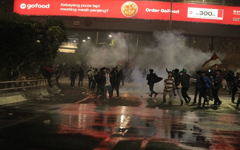 Aksi saling lempar batu antara massa dan polisi