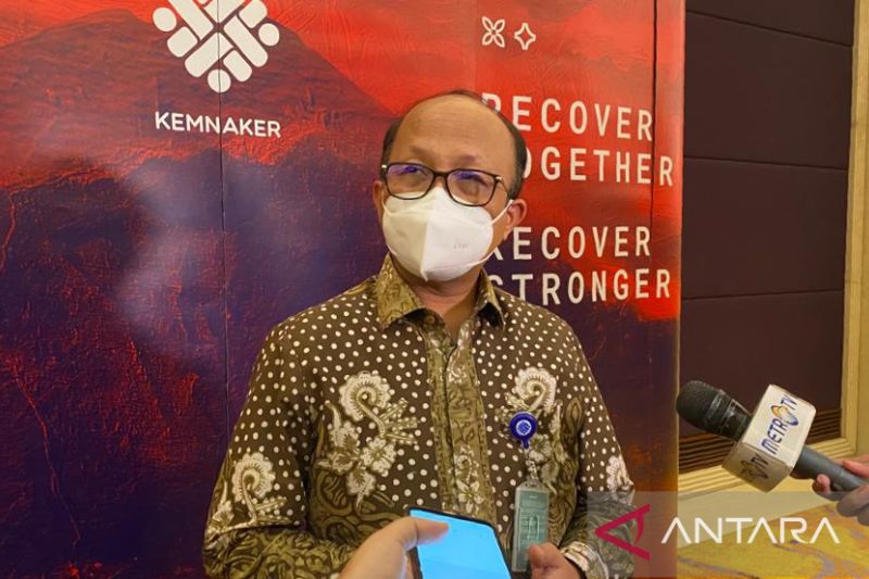 Sekjen Kemnaker Anwar Sanusi dalam pertemuan EWG G20 di Jakarta, Kamis (10/3/2022). (ANTARA/Prisca Triferna)