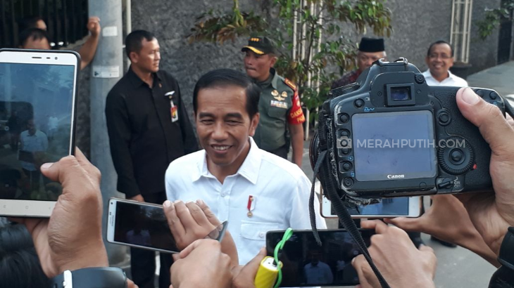 Presiden Jokowi berbicara kepada wartwan pada H-1 penikahan putrinya Kahiyang Ayu. (MP/Win)