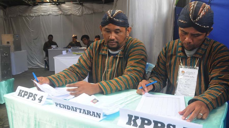 Petugas KPPS di TPS Gambir mengenakan kostum Jawa. (FOTO. Antara)