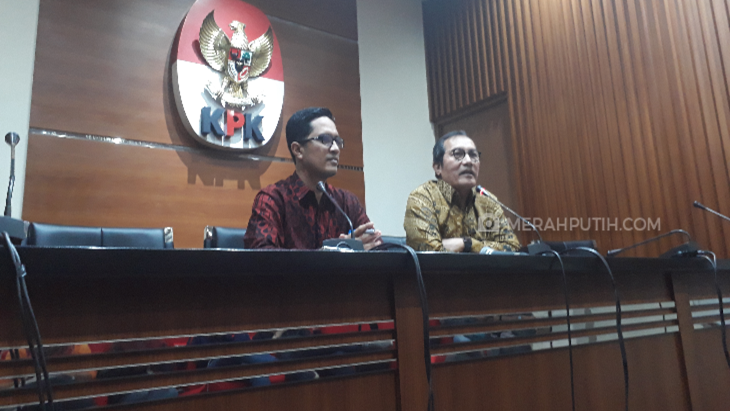 Febri Diansyah bersama Saut Situmorang. (MP/Ponco Sulaksono)