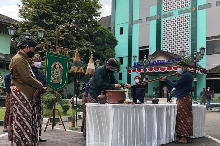 Wakil Wali Kota Yogyakarta Heroe Poerwadi dalam prosesi jamasan pusaka milik Pemerintah Kota Yogyakarta, Tombak Kyai Wijaya Mukti, Jumat (3/9/21) (ANTARA/Eka AR)