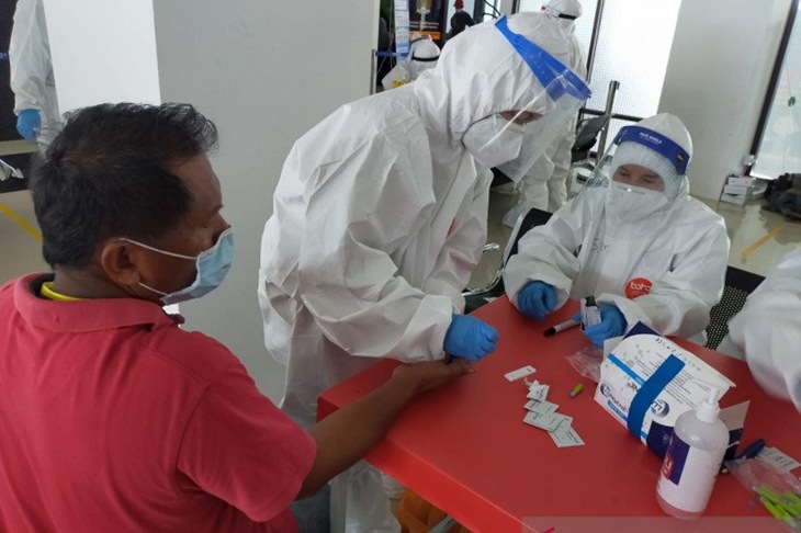 Petugas medis dari Satgas Penanganan COVID-19 Nunukan melakukan rapid tes terhadap pekerja migran Indonesia (PMI) dari Sabah, Malaysia yang baru tiba di pelabuhan Tunon Taka Nunukan, Sabtu (21/11/2020) sekira pukul 15.12 Wita