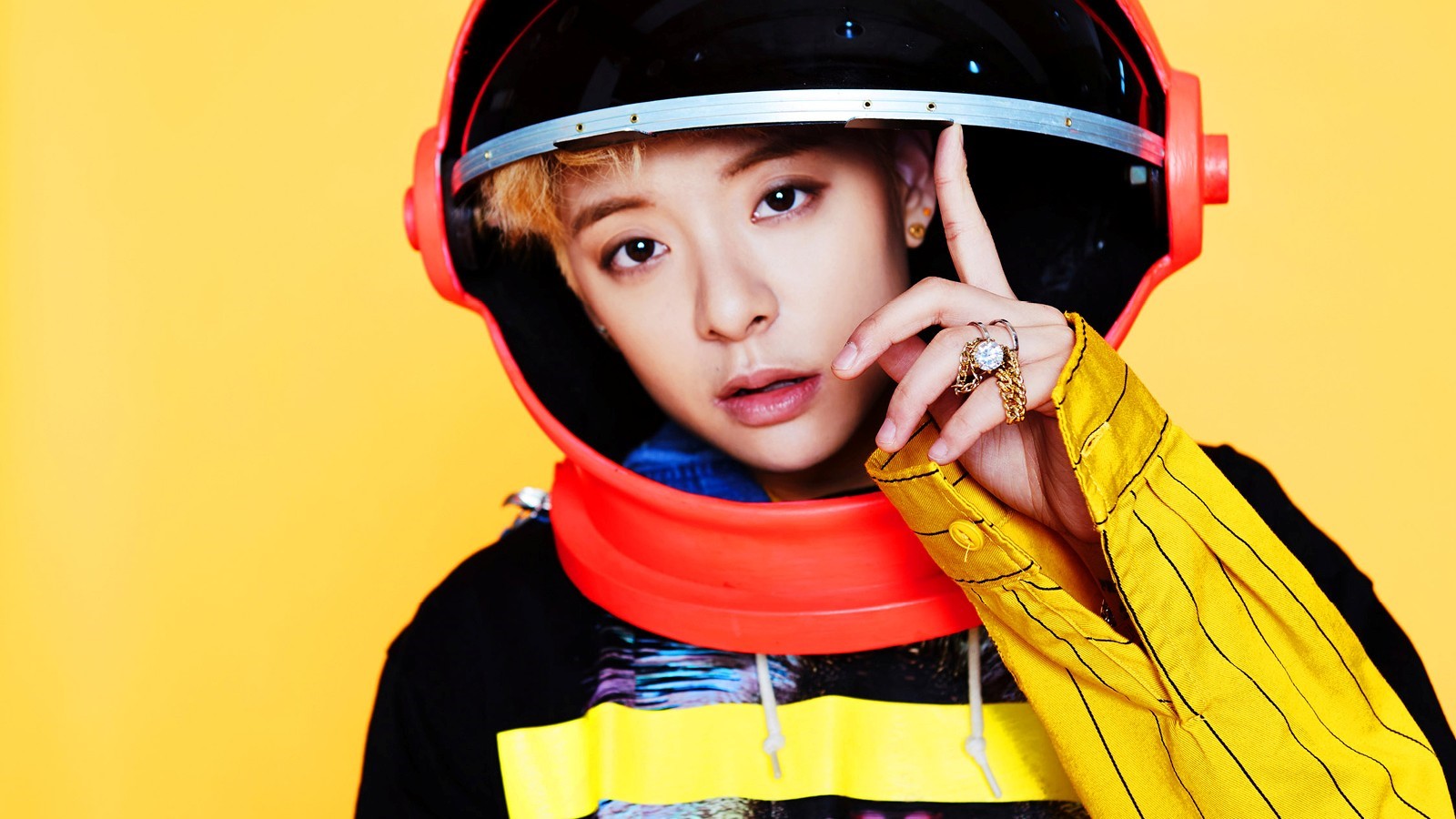 7 'Sneakers' Terbaik yang Digunakan Para Idola K-Pop