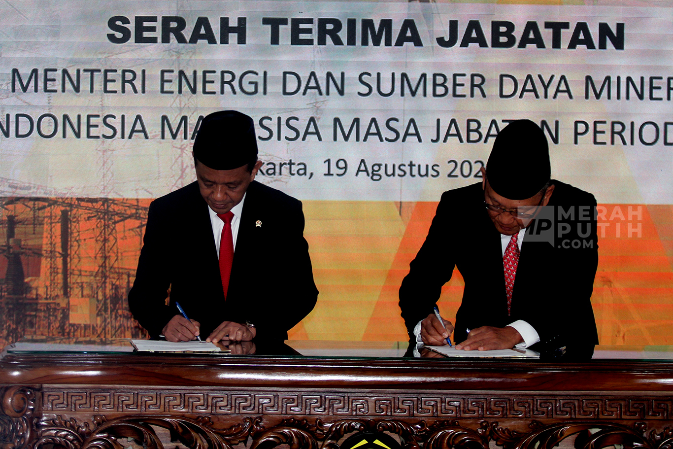 Serah Terima Jabatan Menteri ESDMMenteri Energi dan Sumber Daya Mineral (ESDM) Bahlil Lahadalia (kiri) bersama pejabat lama Menteri ESDM Arifin Tasrif menandatangani berita acara serah terima jabatan di kantor Kementerian ESDM, Jakarta, Senin (19/8/2024).
