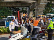Dishub DKI Angkut Puluhan Motor Parkir di Trotoar Jalan Prof DR Satrio 
