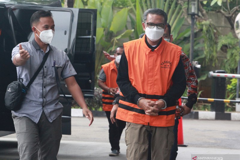 Tersangka Gubernur nonaktif Sulawesi Selatan Nurdin Abdullah (kanan) bersiap menjalani pemeriksaan di Gedung Komisi Pemberan