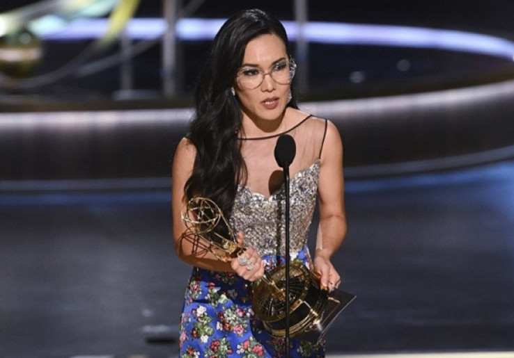 Terima Emmy Awards untuk 'Beef', Ali Wong Apresiasi Sosok Ayah