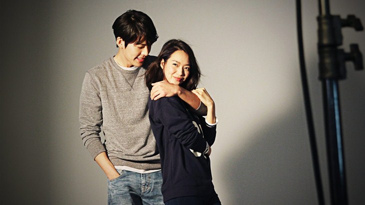 Shin Min Ah Setia Temani Kim Woo Bin di Rumah Sakit