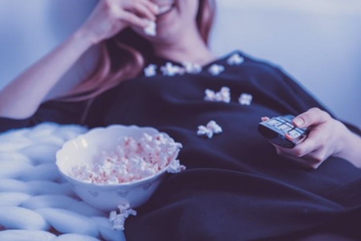 Ketika menonton drakor, suasana hati jadi lebih baik. (Foto: Unsplash/JESHOOTS.COM)