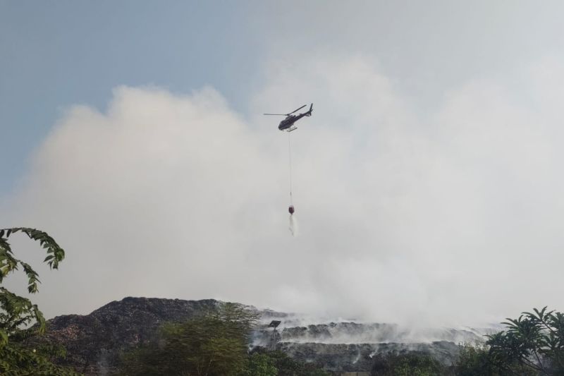 80 Persen Area TPA Rawakucing Terbakar, Satu Helikopter Lakukan Water Bombing