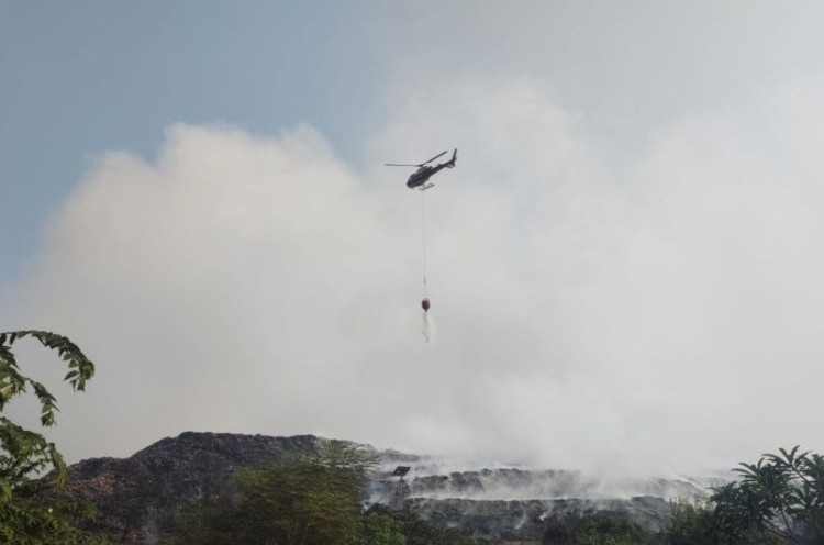 80 Persen Area TPA Rawakucing Terbakar, Satu Helikopter Lakukan Water Bombing