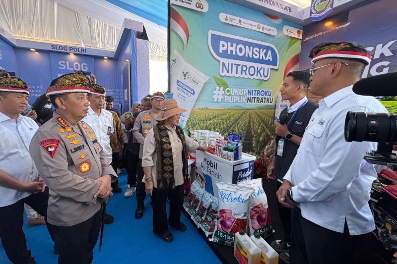Kapolri Jenderal Pol. Listyo Sigit Prabowo (kiri) mendengar penjelasan pihak terkait dalam kegiatan penanaman serentak bawang putih, panen raya, dan groundbreaking Gudang Ketahanan Pangan Polri di Kecamatan Sembalun, Kabupaten Lombok Timur, NTB, Rabu (19/8/2026). ANTARA/HO-Divisi Humas Polri