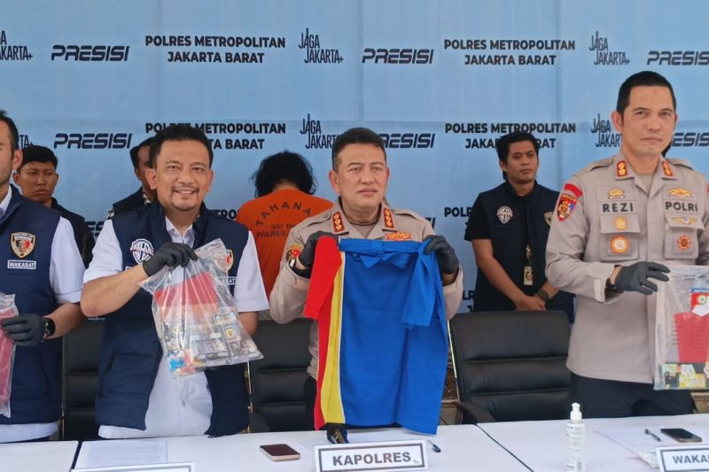 Polres Metro Jakarta Barat menampilkan barang bukti terkait aksi nekat sekeluarga bekerja sama membobol mesin ATMdi dalam sebuah minimarket di Kapuk Raya, Cengkareng, Jakarta Barat. ANTARA/HO-Polres Metro Jakbar