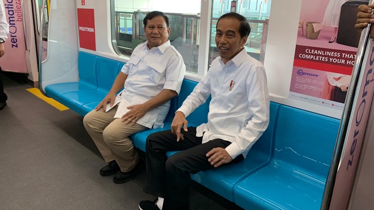 Jokowi dan Prabowo di stasiun Moda Raya Terpadu (MRT) Lebak Bulus. (Twitter/@pranomoanung)