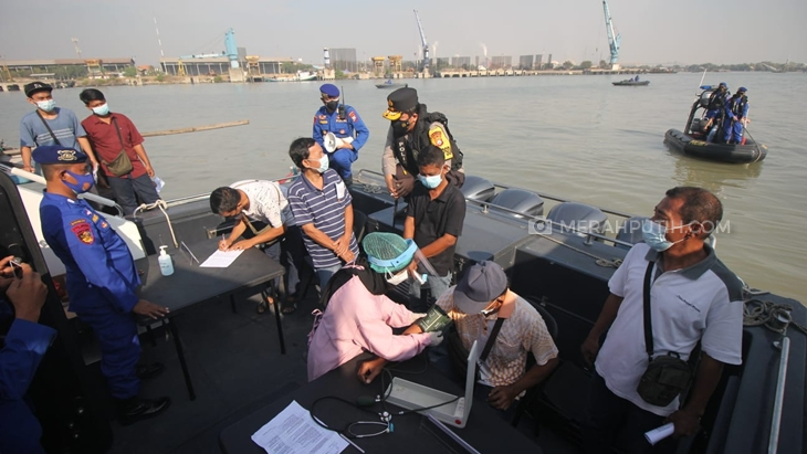 Vaksinasi Daerah Pesisir, Para Nelayan Disuntik di Atas Kapal
