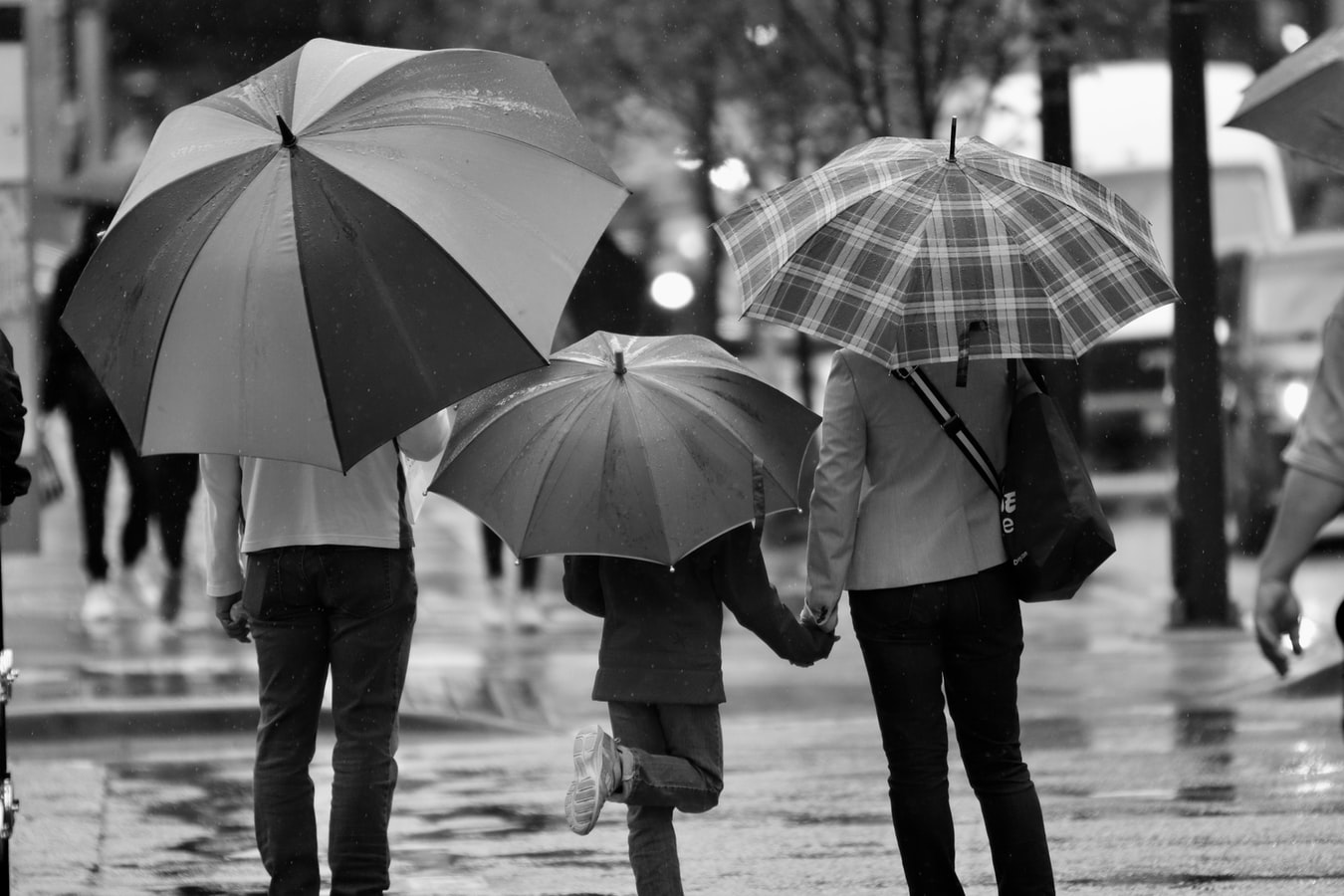 Selalu lindungi dirimu dari hujan atau gerimis. (Foto: Unsplash/Dimitri de Vries)