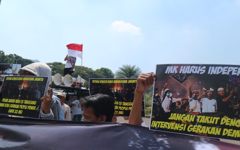 Para mahasiswa menuntut Amien Rais ditangkap karena kerusuhan 22 Mei