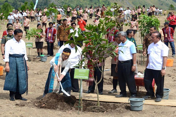 Presiden Jokowi dan Ibu Negara Iriana Widodo saat penanaman pohon di sekitar Danau Toba, Sumatera Utara, Minggu (21/8). (Foto: Facebook/Presiden Joko Widodo)