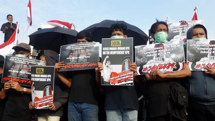 KPA dan #KPKHarusDiawasi Kembali Hadir di Depan Istana