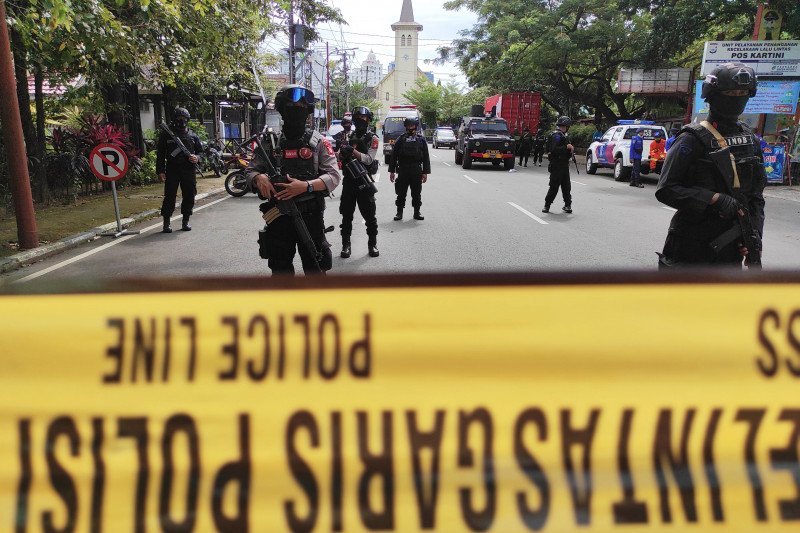 Suasana penjagaan di sekitar Gereja Katedral, jalan Kajaolalido, Kelurahan Baru, Kecamatan Ujung Pandang, Kota Makassar,  Provinsi Sulawesi Selatan, Minggu (28/3). ANTARA/Darwin Fatir.