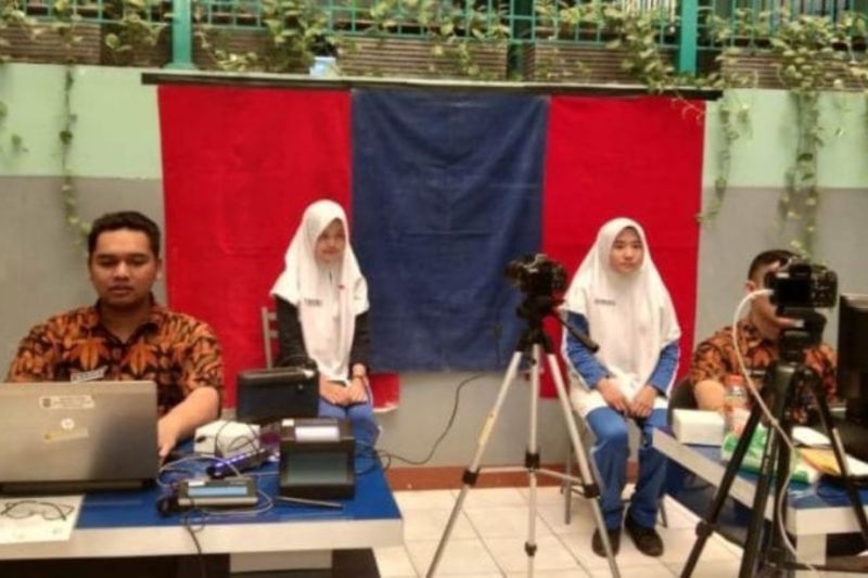 Dinas Kependudukan dan Catatan Sipil Kota Surabaya membuka layanan jemput bola perekaman kartu tanda penduduk elektronik (KTP-EL) untuk pelajar usia 17 tahun di empat SMA di Ibu Kota Surabaya beberapa waktu lalu. (ANTARA/HO-Dispendukcapil Surabaya)