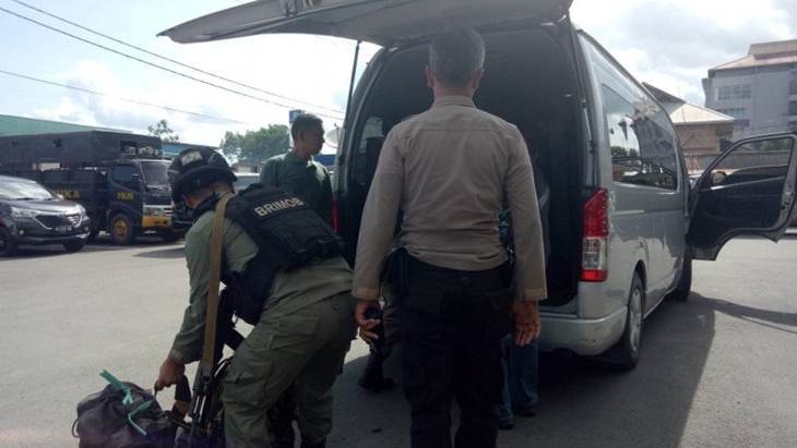 Personel Brimob BKO dari Polda Bengkulu diberangkatkan ke Tembagapura untuk membantu memperkuat Polsek Tembagapura yang mendapat serangan dari Kelompok Kriminal Bersenjata (KKB), Senin (2/3/2020). (ANTARA/Evarianus Supar)
