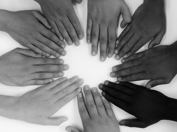 Bagikan pengalamanmu dengan orang terdekat. (Foto: pixabay.com/barbarabonanno)