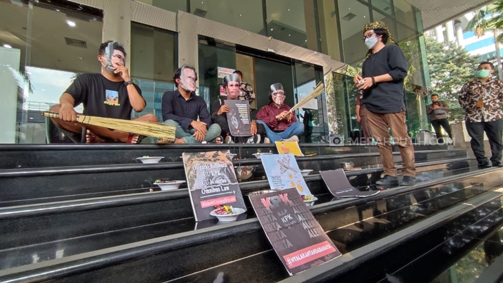   Koalisi Masyarakat Sipil Antikorupsi menggelar aksi ruwatan di Gedung ACLC Komisi Pemberantasan Korupsi (KPK), Jakarta, Jumat (28/5). (Foto: MP/Ponco Sulaksono)