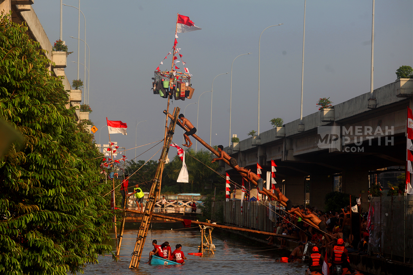 Semarak Lomba Panjat Pinang Meriahkan HUT Ke-80 Kemerdekaan RI di Kalimalang Jakarta