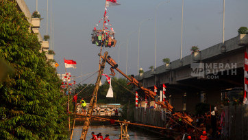 Semarak Lomba Panjat Pinang Meriahkan HUT Ke-80 Kemerdekaan RI di Kalimalang Jakarta
