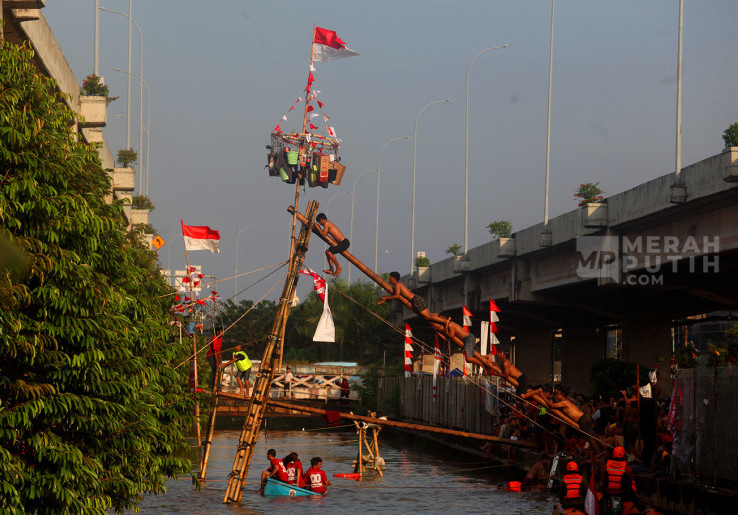 Semarak Lomba Panjat Pinang Meriahkan HUT Ke-80 Kemerdekaan RI di Kalimalang Jakarta