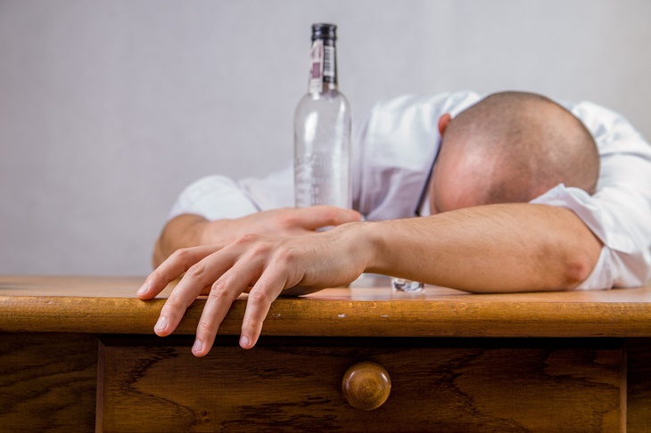 Keliru, Minum Alkohol Justru Membuat Orang Sulit Tertidur 