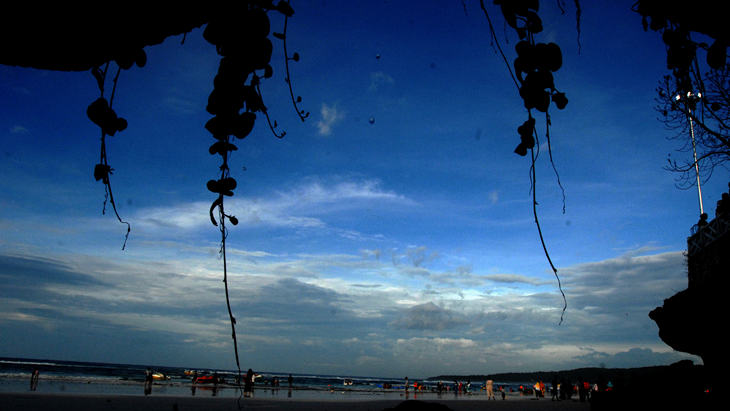 Berkunjung ke Negara Ini, Jangan Coba-coba Merokok di Pantai