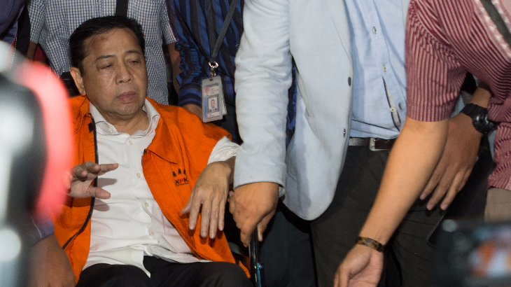 Tersangka kasus korupsi KTP Elektronik Setya Novanto tiba di gedung KPK, Jakarta, Minggu (19/11). Foto: ANTARA