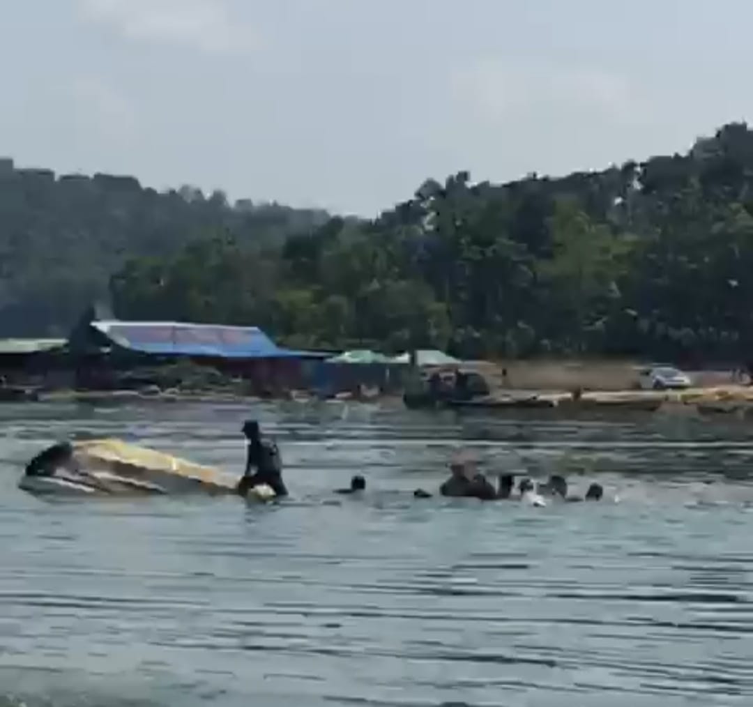 Kecelakaan perahu wisata di Waduk Kedung Ombo. (Foto: Tim SAR)