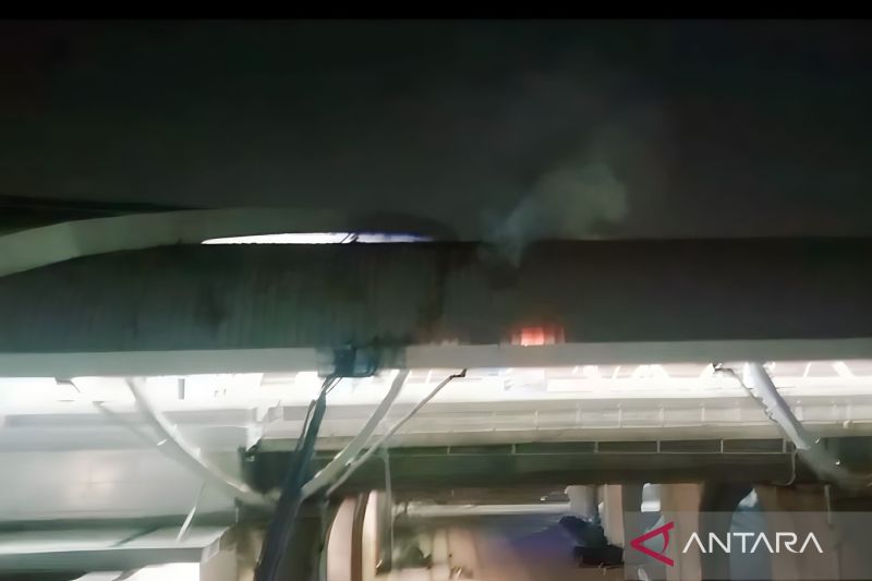 Atap Stasiun Kereta Cepat di Halim Perdanakusuma Terbakar