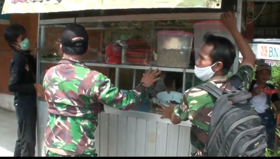 Anggota TNI AD mulai memperbaiki lapak pedagang di sekitar Polsek Ciracas yang menjadi korban penyerangan oknum TNI pada Sabtu (29/8) dini hari WIB. Foto: MP/Kanu