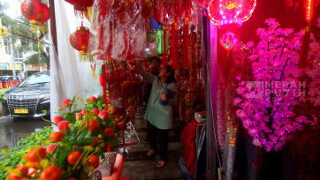 Warga Etnis Tionghoa Berburu Pernak-pernik Jelang Perayaan Imlek 2025