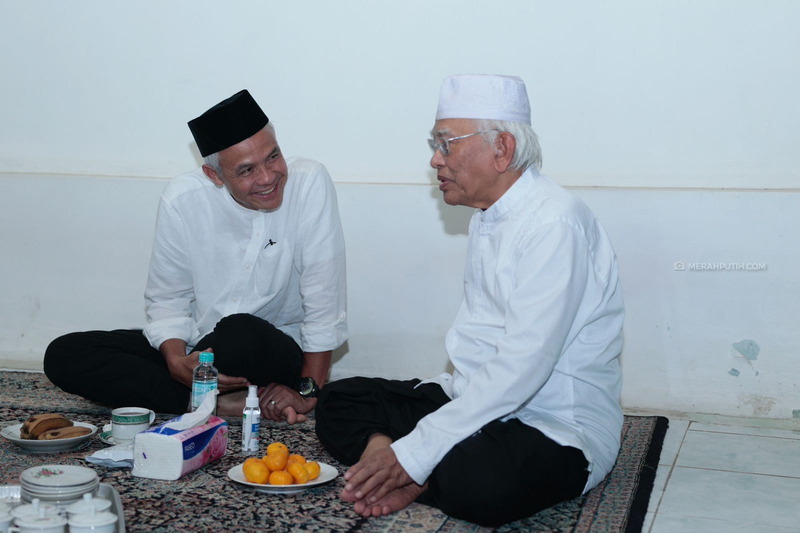 Ganjar Sowan ke Kediaman Gus Mus, Bahas Situasi Indonesia Terkini