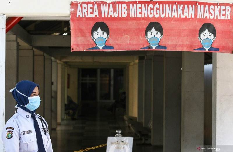 Petugas keamanan menggunakan masker di RSPI Sulianti Saroso, Jakarta, Senin (2/3/2020). ANTARA FOTO/Rivan Lingga