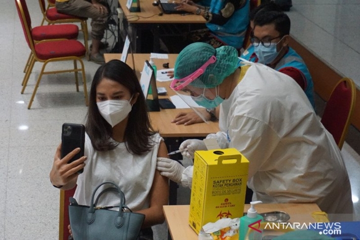 Vaksinasi COVID-19 di Balai Kota DKI Jakarta, Senin (3/5/2021). ANTARA/HO-Kominfotik Jakarta Utara
