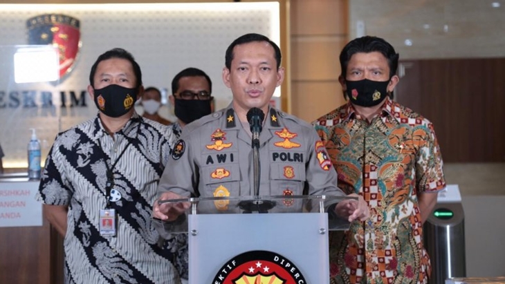  Kepala Biro Penerangan Masyarakat Divisi Humas Polri Brigjen Pol. Awi Setiyono (tengah) didampingi Direktur Tindak Pidana Umum Bareskrim Polri Brigjen Pol. Ferdy Sambo (kanan) dalam konferensi pers di Kantor Bareskrim Polri, Jakarta, Jumat (4-9-2020). ANTARA/HO-Polri