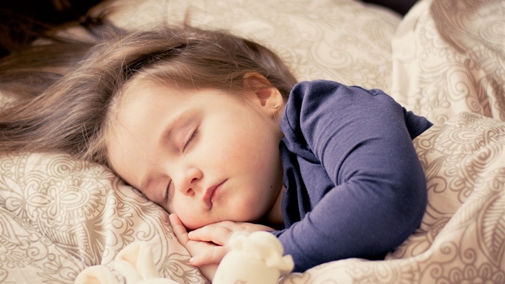 Anak-anak bangun dini hari bisa karena faktor warisan biologis. (Foto: Pixabay/ddimitrova)