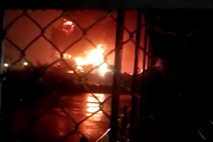 Tangkapan layar video mengenai kebakaran yang terjadi di kilang Pertamina RU IV Cilacap, Jumat (11/6/2021) malam. ANTARA/Tangkapan layar