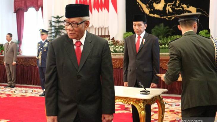 Anggota Dewan Pengawas KPK Harjono seusai menandatangani berita acara sumpah jabatan di Istana Negara, Jakarta, Jumat (20-12-2019). ANTARA/Desca Lidya Natalia