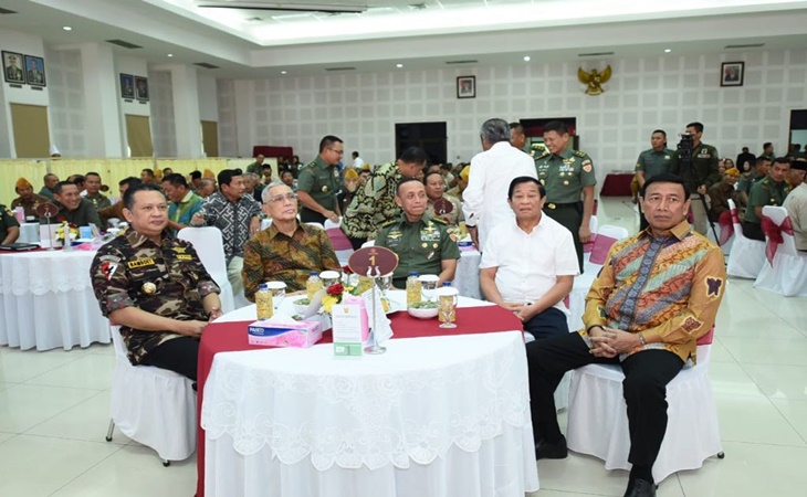 Ketua DPR Bambang Soesatyo bersama sejumlah perwira senior TNI